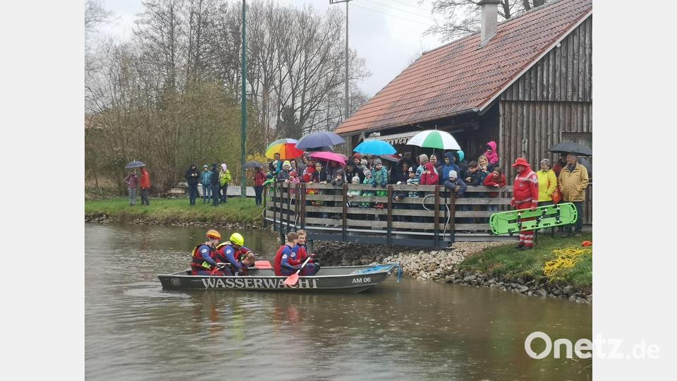 Eine Rettungsübung mit dem Flachwasserboot. Bild:  Iris Winklmeier/exb