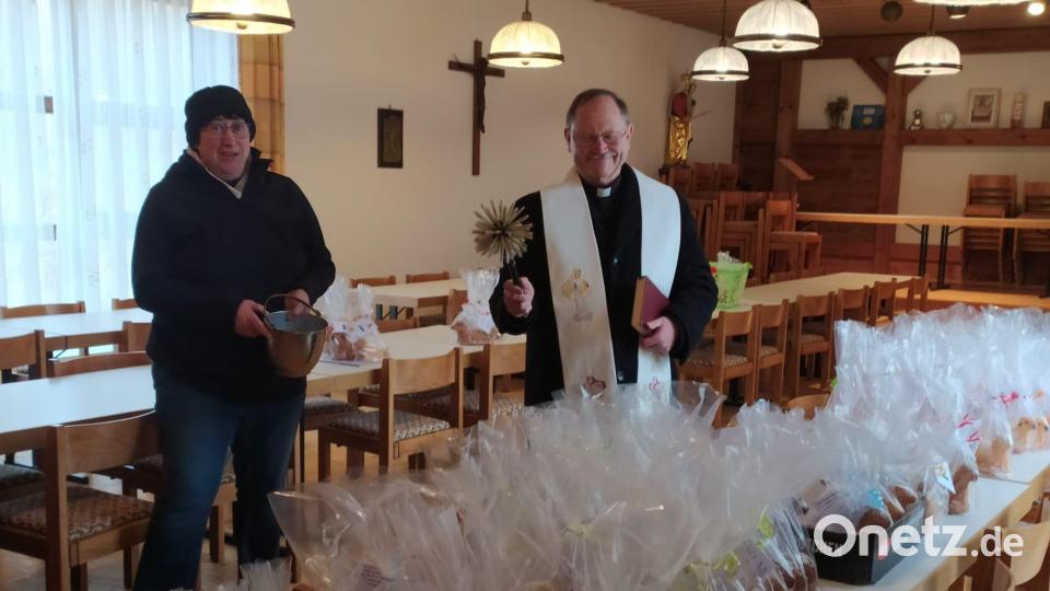 In Kastl wird die Tradition des Osterlammbackens schon lange hochgehalten. Pfarrer Heribert Stretz weihte am Samstag die kleinen Kuchen, bevor sie an die Bevölkerung für einen guten Zweck verkauft wurden. Bild: rpp