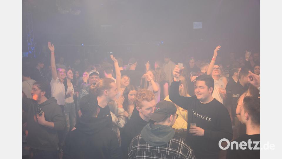 Viele Gäste nutzten auch bei dieser Party die Tanzfläche, die sich genau vor dem DJ-Pult befand. Bild: fla
