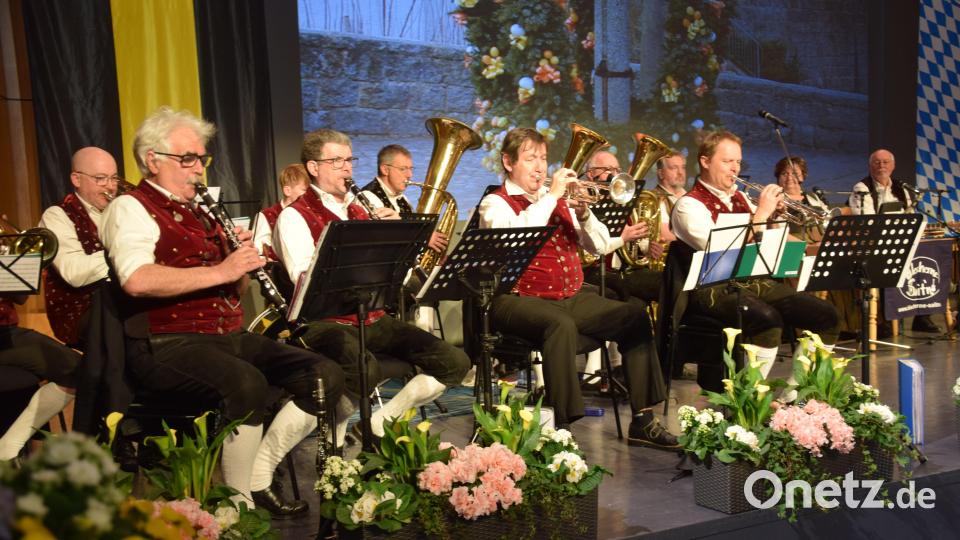Die Sulzbacher Blasmusik spielte zünftig auf. Bild: bö