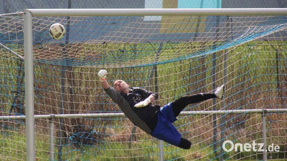 Der Kondrauer Torwart Jachym Dutz streckt sich vergeblich, der Ball schlägt zum 3:0 für den VfB Arzberg ein. Die Sportfreunde unterlagen dem Spitzenreiter mit 1:3. Bild: kro