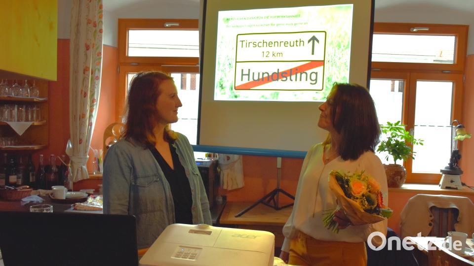 Zwölf Kilometer von Tirschenreuth entfernt liegt das fiktive Dorf &quot;Hundsling&quot;: Schauspielerin Christina Baumer (links) berichtete den Gästen, wie weit die Vorbereitungen für den Film fortgeschritten sind. Bild: ubb