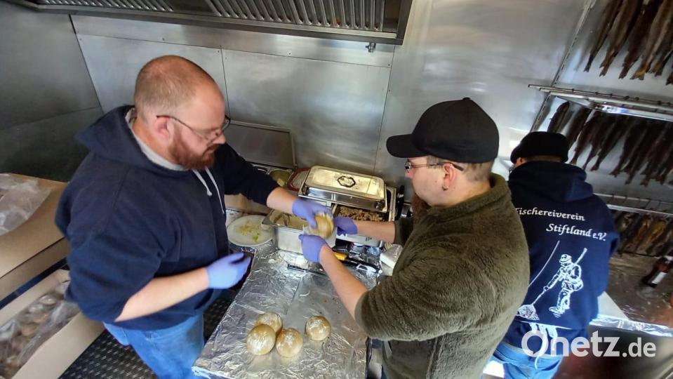 Benjamin Standfest und Daniel Härtl bei der Zubereitung der Forellen-Döner. Bild: Fischereiverein Stiftland/exb