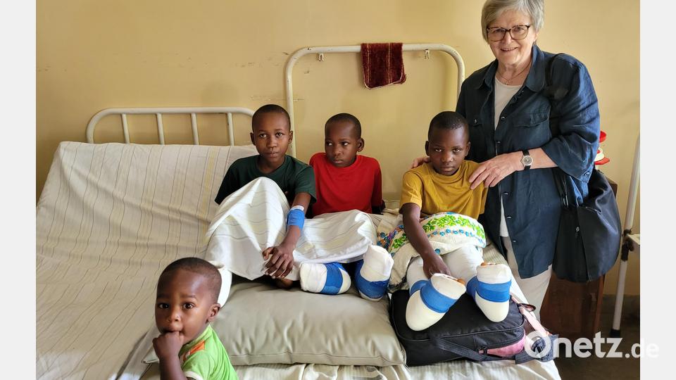 Dr. Annemarie Schraml absolvierte mit ihrem Team den 37. Feuerkinder-Einsatz in Tansania. Das Bild zeigt die Ärztin zusammen mit einigen der operierten Patienten. Bild: Dr. Annemarie Schraml/exb