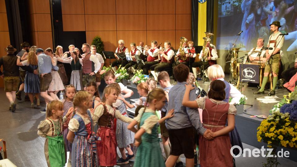 Die kleinen und die großen Ammersrichter Kirwapaare zeigten unter der Leitung von Birgit Sommer, warum die Kirwan im Landkreis auf die Liste des immateriellen Kulturerbes der UNESCO gekommen sind. Bild: bö