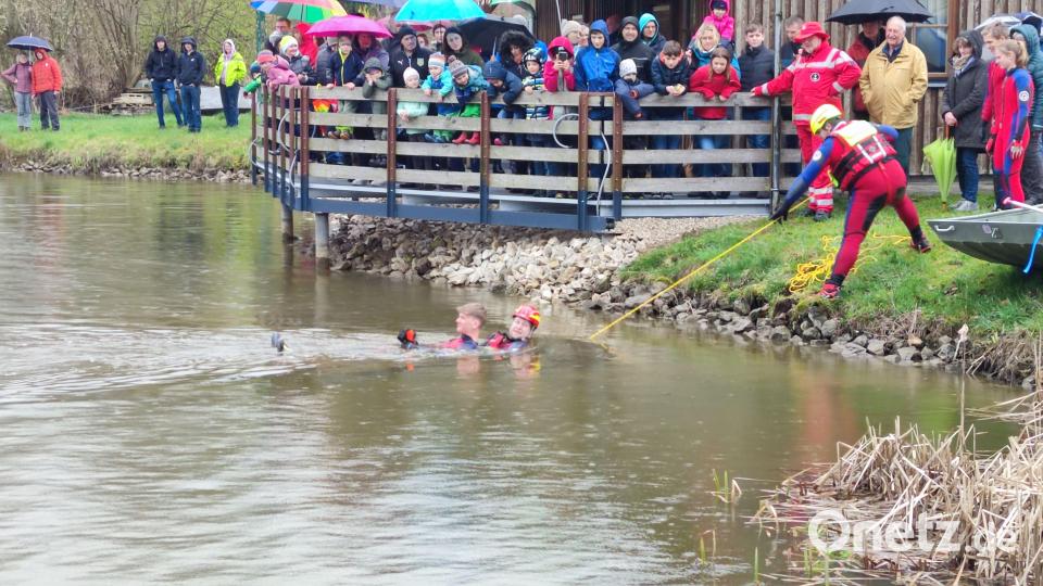 Die Hahnbacher Wasserwacht präsentiert bei ihrem Tag der offenen Tür eine Übung mit dem Wurfretter. Bild: Benedikt Heisig/exb