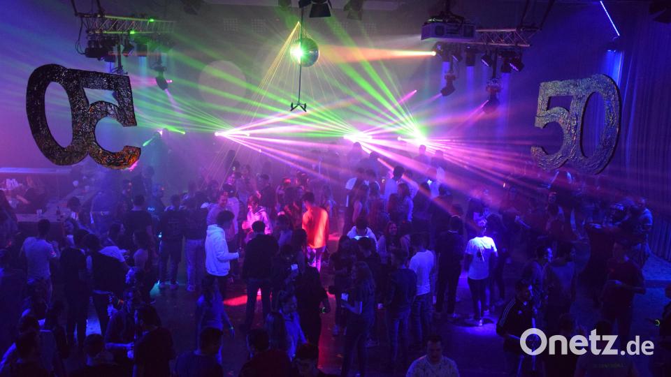 Die Laser-Show zur Osterparty im Jubiläumsjahr konnte sich sehen lassen und lud die gut gelaunten Party-Gäste zum Mitfeiern ein. Bild: fla