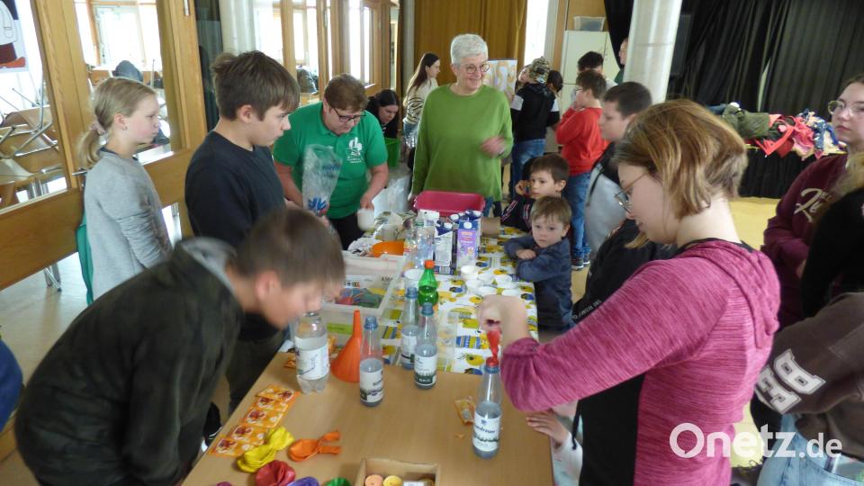 An der Station der AG Soziales der Mittelschule konnte Eis hergestellt werden. Bild: Netzwerk Inklusion Landkreis Tirschenreuth/exb