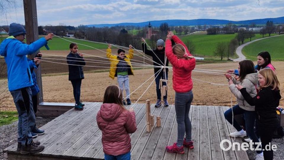Bei der Emmaus-Wanderung wurden auch Spiele gemacht wie etwa Fröbelturm bauen. Bild: gi