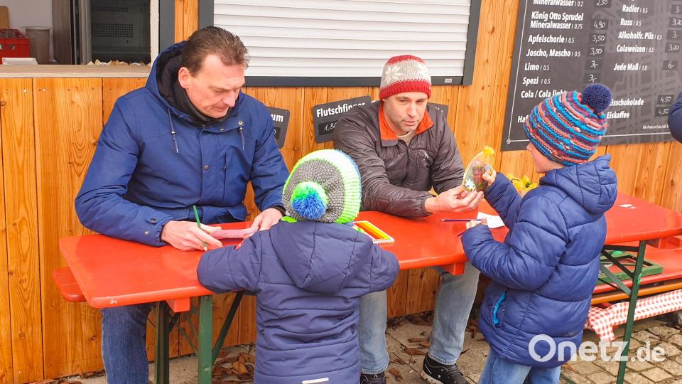 Erst den Laufzettel abholen, dann auf Ostereiersuche gehen. Die Kinder waren voller Eifer bei der Sache. Bild: exb