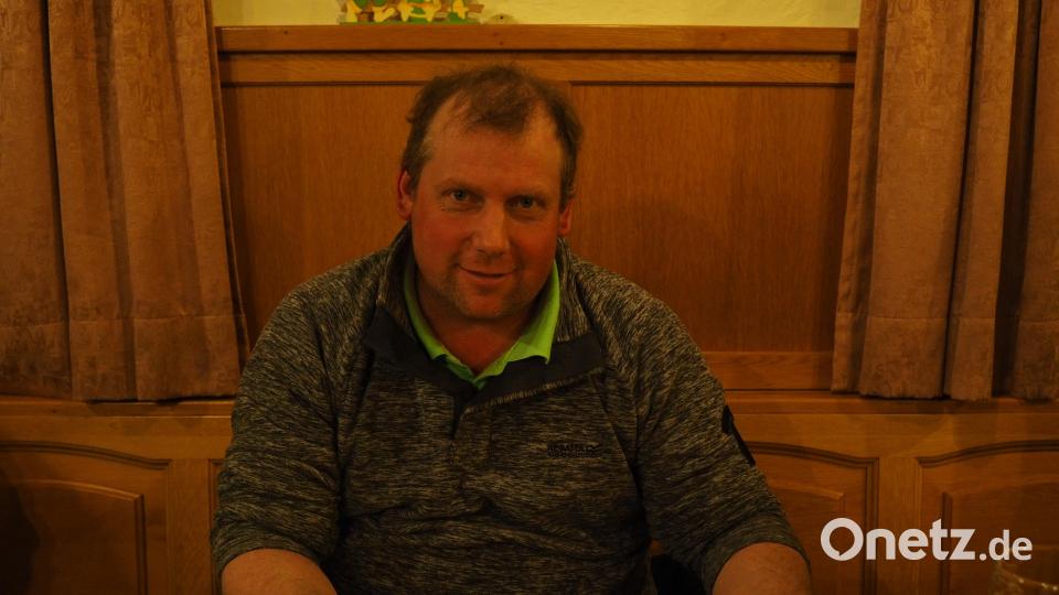 Der neue Vorsitzende Martin Fütterer (Sassenhof) beim Durchsehen der Mitgliederlisten. Bild: lum