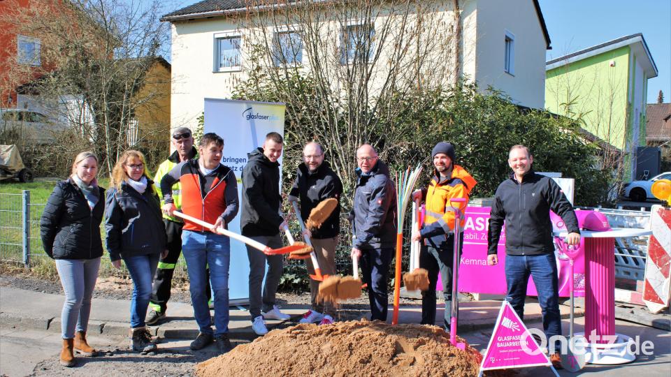 Offizieller Start mit Spatenstich: (von links) Stella Gropp (Power Kom), Karin Schraml (Bauamt der Stadt Kemnath), Werner Patzelt, Roland Bayer (beide Power Kom), Sebastian Stark, Rainer Spiegel (beide Telekom), Bürgermeister Roman Schäffler, Florian Horn (Power Kom) und Enrico Delfino (Telekom). Bild: Stadt Kemnath/exb