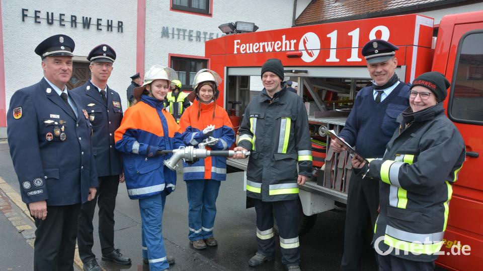Die Funktion eines Strahlrohrs stand ebenso auf dem Prüfungsbogen. Hier mit auf dem Bild Ausbildungsleiter und Kreisbrandmeister Wolfgang Wedlich (links) sowie dem Kommandanten Franz Bauernfeind (Zweiter von rechts) und Stellvertreter Günther Sommer (Zweiter von links) Bild: jr