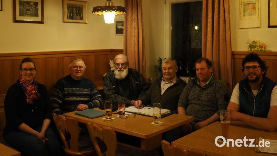 Generationswechsel im Vorstand des „Zweckverbandes zur Unterstützung in der Beschaffung von Futtermitteln im Brandfall Erbendorf und Umgebung“: (von links) Birgit Grünbauer, Hans Ernstberger (ehemals Kasse), Hans-Kurt Erthner (ehemals Vorsitzender), Josef Schleicher (ehemaliger Schriftführer), Martin Fütterer und Tobias Vogel. Bild: lum