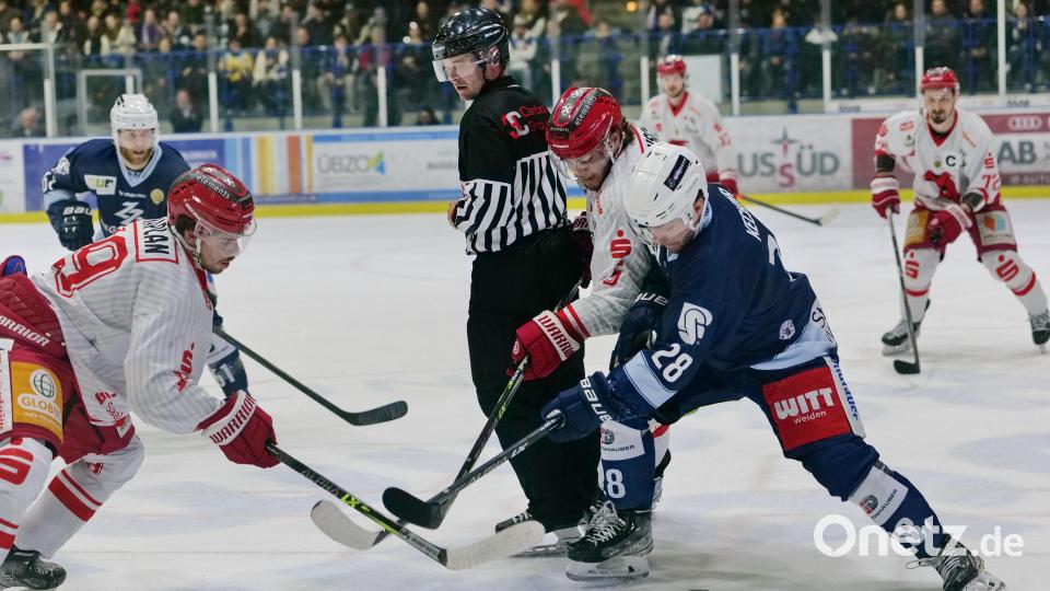 Auch das dritte Play-off-Halbfinale zwischen den Blue Devils Weiden (im Bild Roman Kechter im blauen Trikot) war eine äußerst hartumkämpfte Partie. Bild: Elke Englmaier