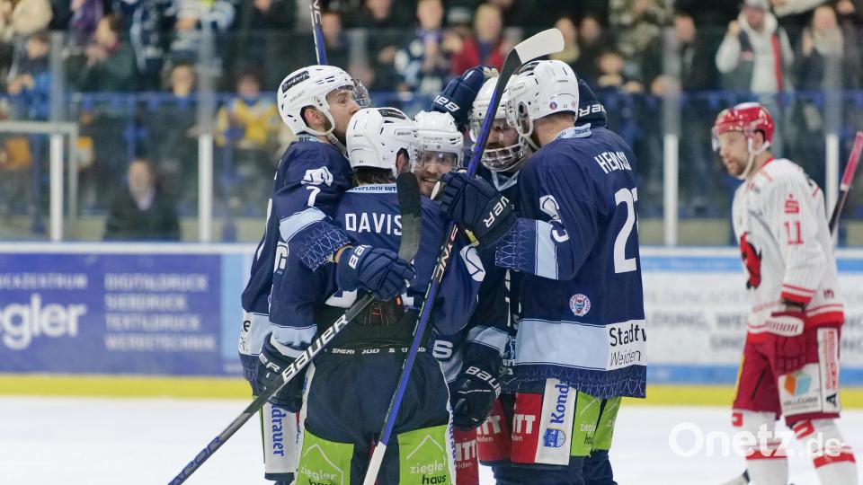 Szenen aus dem dritten Play-off-Halbfinale zwischen den Blue Devils Weiden (blaue Trikots) und den Saale Bulls Halle. Bild: Elke Englmaier
