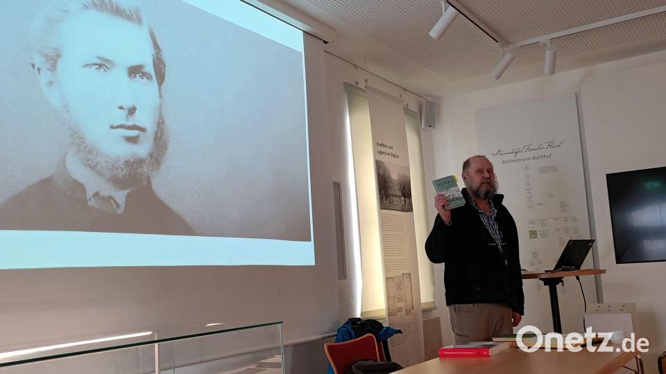 Ruhestandspfarrer Georg Pilhofer las in Fürnried aus den Lebenserinnerungen von Johann Flierl. Bild: Gerda Stollner/exb