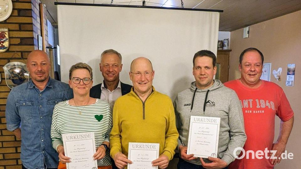 Die Vorsitzenden ehrten zusammen mit 2. Bürgermeister Thorsten Grädler langjährige Mitglieder (von links): 2. Vorsitzender Marco Specht, Manuela Kreuzer (40 Jahre), 2. Bürgermeister Thorsten Grädler, Norbert Eckl (50 Jahre), Robert Graf (20 Jahre) und 1. Vorsitzender Markus Hiltel. Bild: bra