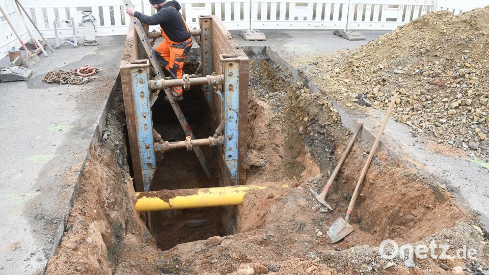 Die Stadtwerke verlegen im Zuge eines größeren Wohnbauprojekts im Hopfenweg neue Hausanschlüsse. Die Straße ist voraussichtlich bis zum 19. April gesperrt. Bild: Gabi Schönberger
