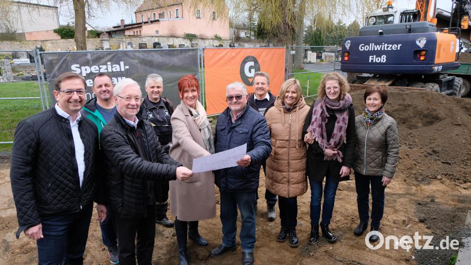 Bis ins Detail befassten sich die Beteiligten bei der ersten Baubesichtigung für die Neugestaltung des Eingangsbereiches zum evangelischen Friedhof mit der Instandsetzung vorhandener Geh- und Fahrwege. Bild: le