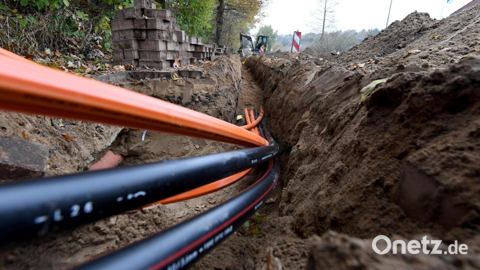 Der Glasfaserausbau in Kemnath läuft. Die ersten Anschlüsse sollen schon in wenigen Wochen in Betrieb gehen. Symbolbild: Carsten Rehder/dpa