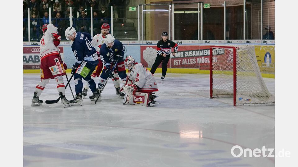 Szenen aus dem dritten Play-off-Halbfinale zwischen den Blue Devils Weiden (blaue Trikots) und den Saale Bulls Halle. Bild: Elke Englmaier