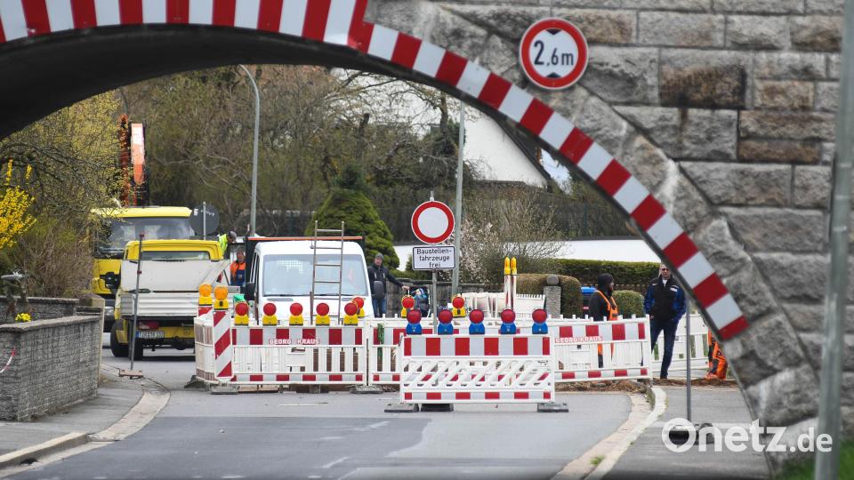Seit Mittwoch ist der Hopfenweg in Weiden gesperrt. Dort werden im Zuge eines Wohnbauprojekt neue Wasseranschlüsse verlegt. Bild: Gabi Schönberger