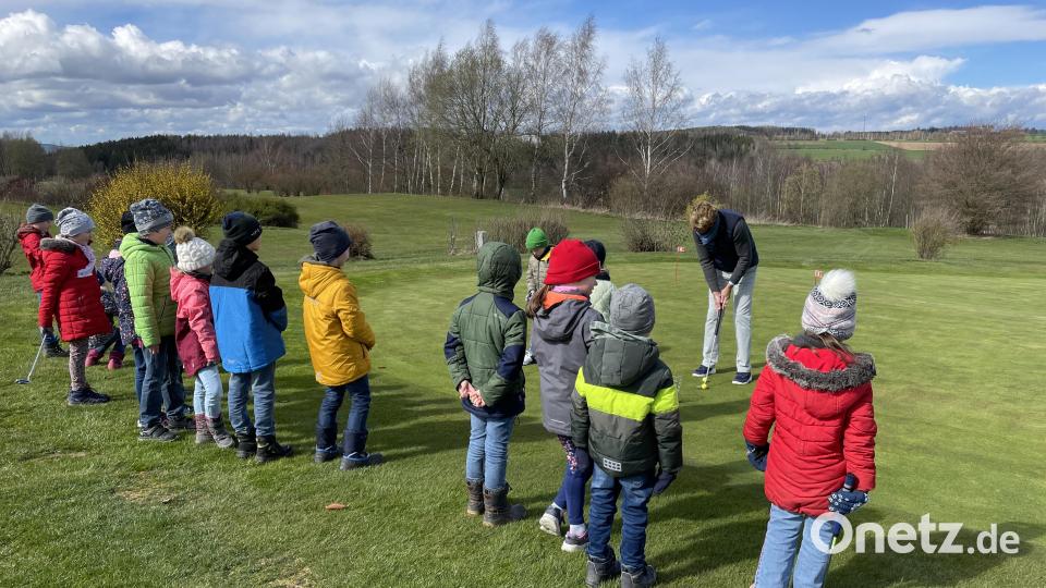 „Volle Konzentration“ hieß es, wenn Golf Professional Matthew Gatrall den 17 Kindern wertvolle Tipps rund um das Golfspiel gab. Anschließend durften die Kinder selbst die Bälle versenken. Bild: Monika Arbter-Hubrich/exb