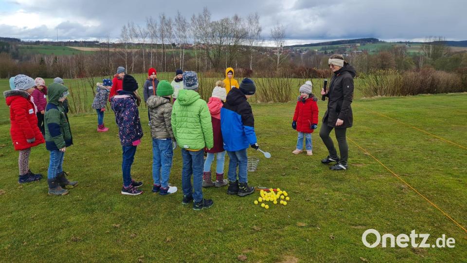 Bei der ersten Station war „Eierlaufen“ angesagt. Die 17 Kinder lauschten gespannt den Anweisungen von Organisatorin Monika Arbter-Hubrich und versuchten anschließend, mit viel Geschick die Eier auf ihren Löffeln durch den Parcours zu balancieren. Bild: Matthew Gatrall/exb
