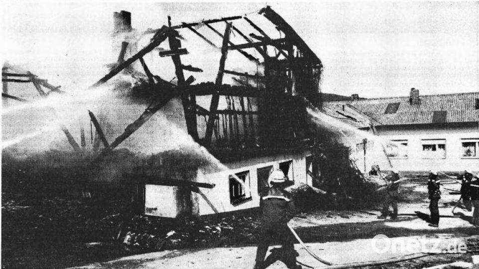 1995 kam der Zweckverband zur Unterstützung in der Beschaffung von Futtermitteln im Brandfall das letzte Mal zum Einsatz. Damals entstand eine halbe Million Mark Schaden bei einem Großbrand auf einem Bauernhof in Bingarten. 50 Kühe und Schweine wurden in Sicherheit gebracht, Ernte- und Futtermittelvorräte sowie mehrere Maschinen wurden bei dem Brand vernichtet, verletzt wurde niemand. Archivbild: Manfred Hartung