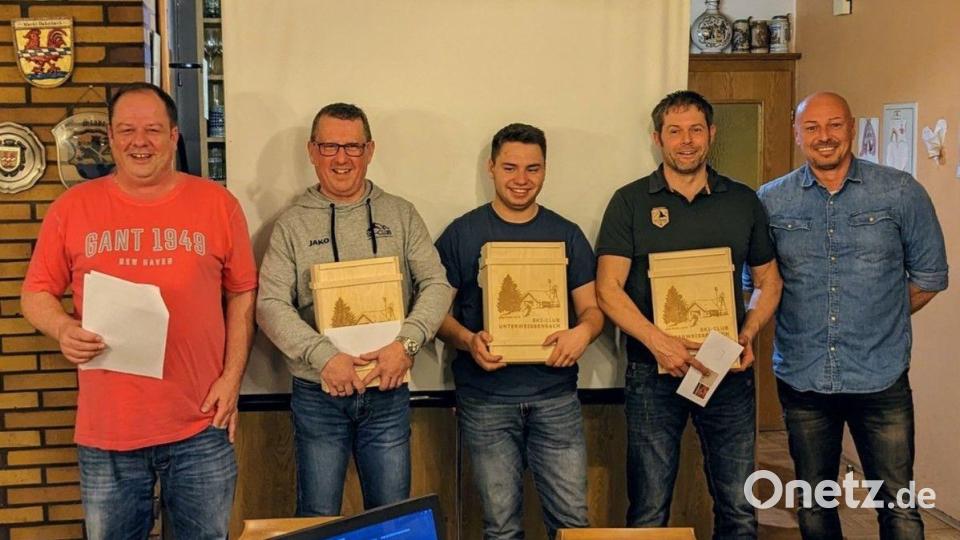 Mit einem Präsent verabschiedeten 1. Vorsitzender Markus Hiltel (links) und 2. Vorsitzender Marco Specht (rechts) langjährige Vorstandsmitglieder des Skiclubs (von links): Hans-Jürgen Meyer, Lucas Willax und Bernd Hiltel. Bild: bra