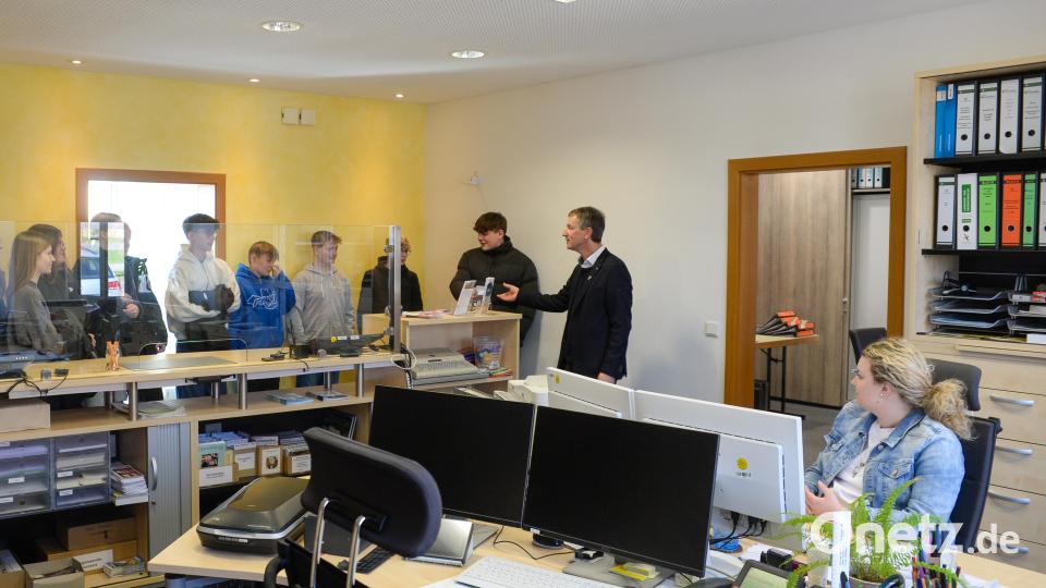 Büro, Akten, Computer, sicherer Arbeitsplatz: Zum Abschluss der Ursensollener Ausbildungstage gab Ursensollens Bürgermeister Albert Geitner Einblicke in die Tätigkeiten eines Verwaltungsangestellten. Bild: Andreas Brückmann