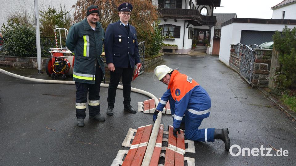 Geprüft wurde der richtige Aufbau einer Schlauchbrücke. Bild: jr