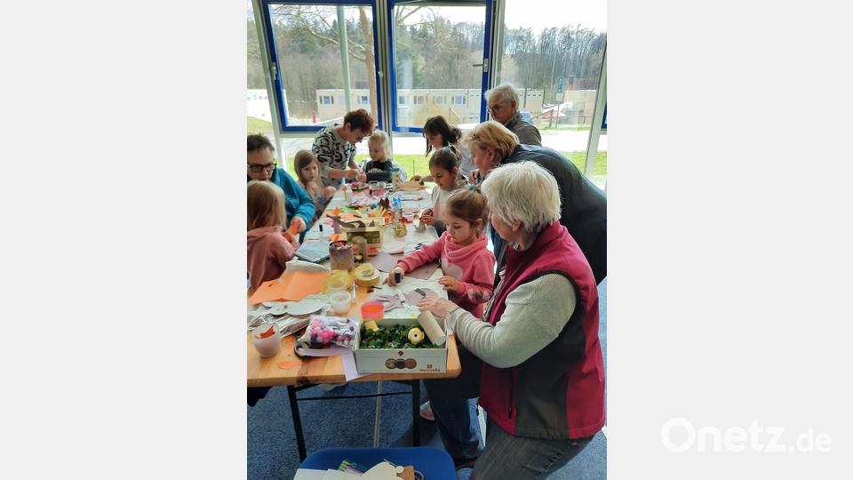Großes Interesse zeigen die kleinen Künstlerinnen und Künstler in den einzelnen Arbeitsgruppen bei der Bastel- und Malaktion der Musikschule. Das Kreativteam der Musikschule leitet die kleinen Schützlinge fachkundig an. Bild: kwl