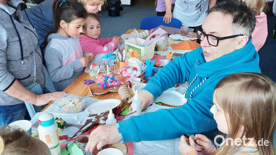 Großes Interesse zeigen die kleinen Künstlerinnen und Künstler in den einzelnen Arbeitsgruppen bei der Bastel- und Malaktion der Musikschule. Das Kreativteam der Musikschule leitet die kleinen Schützlinge fachkundig an. Bild: kwl