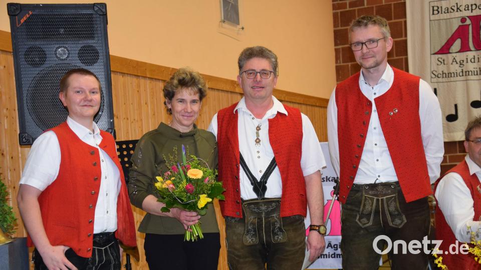 Nach 27 Jahren an der Spitze der Blaskapelle St. Ägidius wird der scheidende Vorsitzende verabschiedet (von links): der neue Vorsitzende Andreas Preußl, Sonja und Richard Fischer sowie Zweiter Vorsitzender Alexander Böhm. Bild: bö