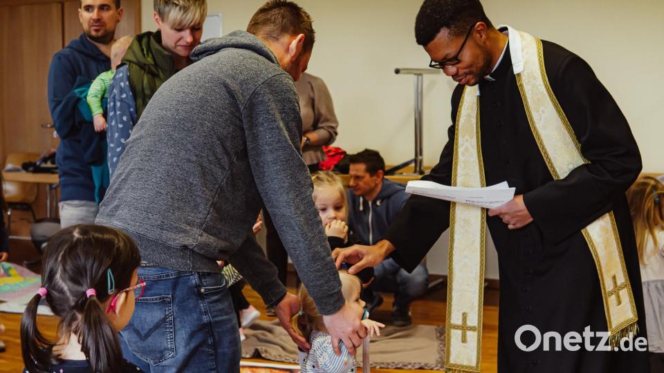 Kaplan Justin Kishimbe nahm sich die Zeit und segnete jedes Kind bei der rundum gelungenen Osterandacht beim Kleinkinder-Gottesdienst im Pfarrsaal einzeln. Bild: mez