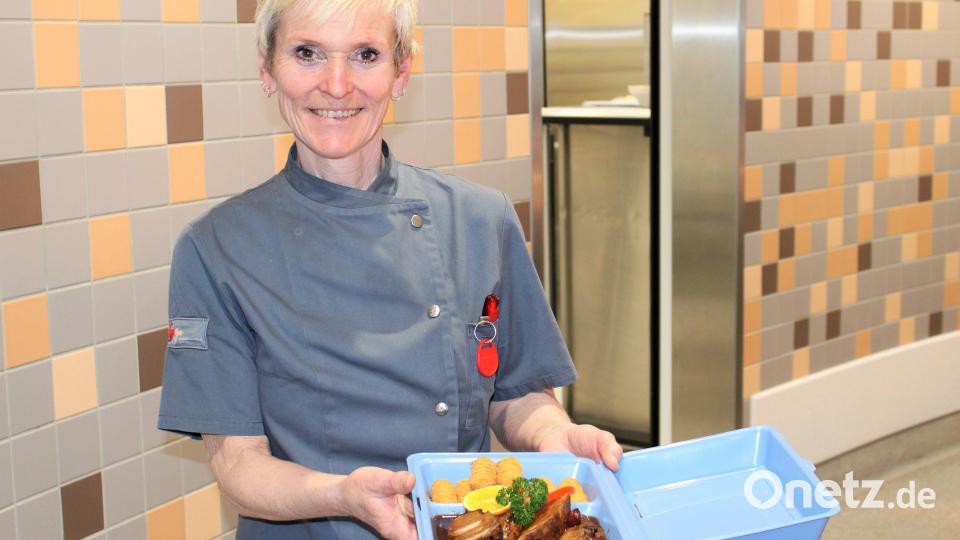 Annette Uebler zeigt das neue Mehrweggeschirr, das in der Cafeteria des St.-Anna-Krankenhauses seit April zum Einsatz kommt. Bild: M. Ehras/exb