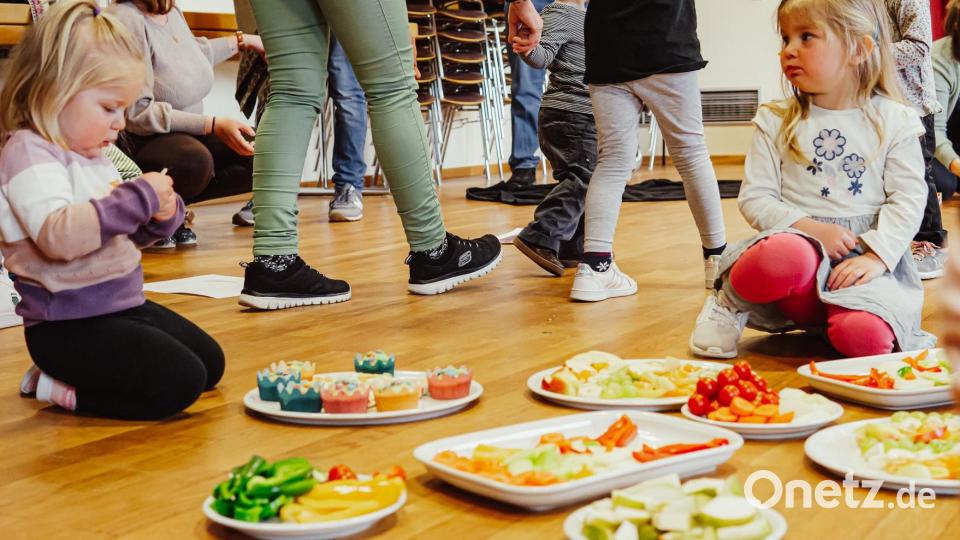 Gesundes Gemüse gab es zum Abschluss des Kleinkinder-Gottesdienstes, das der Pfarrgemeinderat vorbereitet hatte. Bild: mez