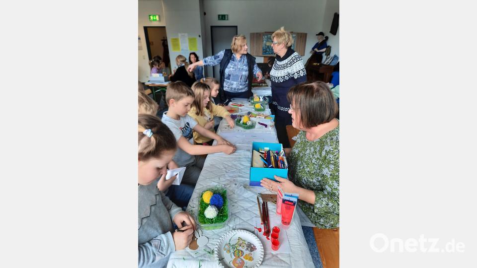 Großes Interesse zeigen die kleinen Künstlerinnen und Künstler in den einzelnen Arbeitsgruppen bei der Bastel- und Malaktion der Musikschule. Das Kreativteam der Musikschule leitet die kleinen Schützlinge fachkundig an. Bild: kwl