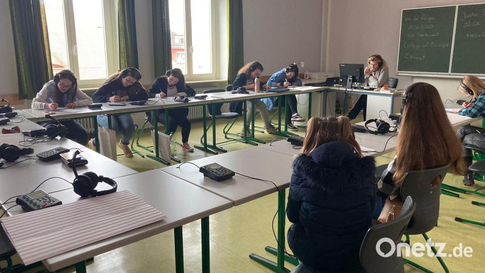 Beim Tag der offenen Tür gibt es auch Einblicke ins so genannte Konsekutivdolmetschen mit Notizentechnik. Dabei werden längere Redeabschnitte zeitversetzt übersetzt, was zu längeren Veranstaltungen führt. Bild: Lisa Hegen/exb