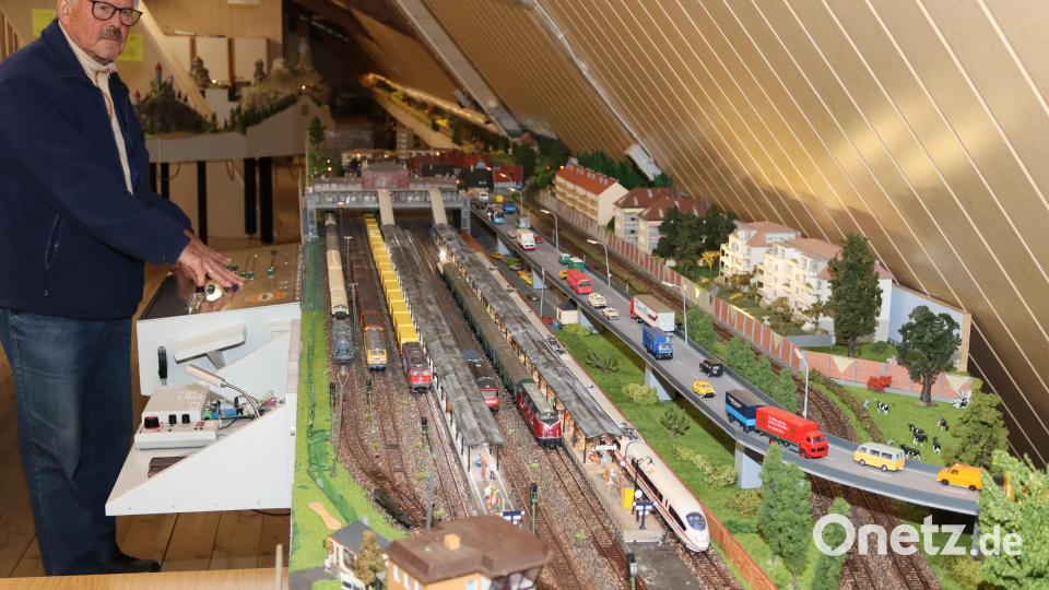 Heiner Schäfer vom MEC Unteres Vilstal ist begeisterter Modelleisenbahner. In der Hauptversammlung des Vereins wurde viel über die Ausstellung im Oktober in den Räumen im Kloster Ensdorf (siehe Bild) gesprochen. Bild: mrr
