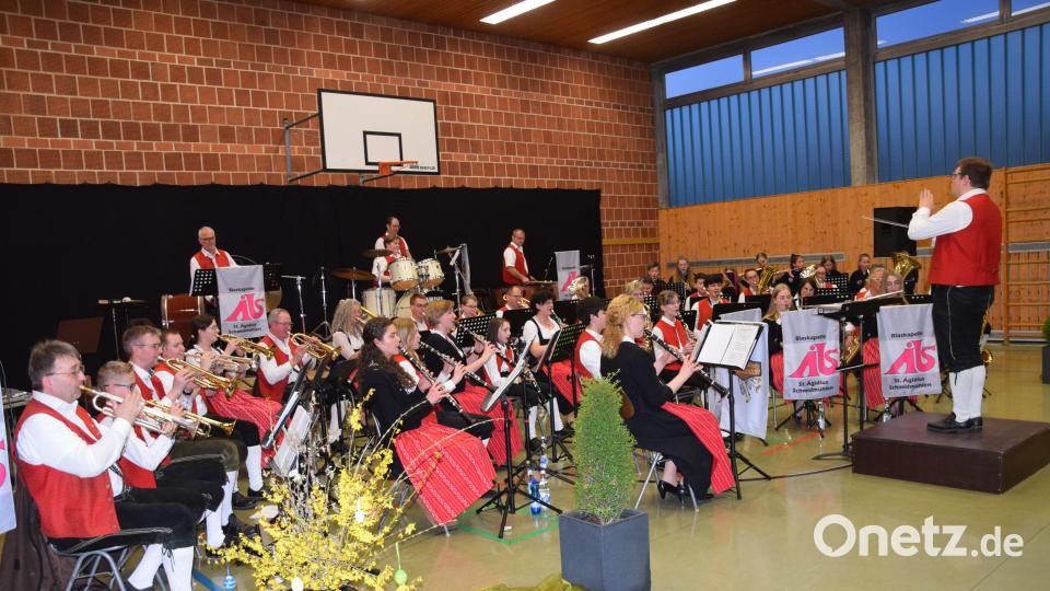 Mehrere Hundert Gäste verfolgen den musikalischen Osterspaziergang der Blaskapelle St. Ägidius. Bild: bö