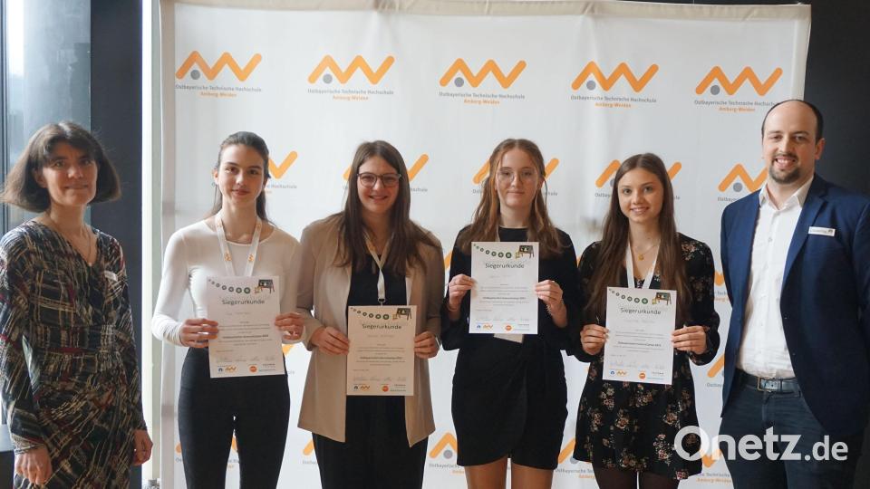 Das Gewinnerteam mit den betreuenden Lehrkräften Silke Höger und Markus Jauernig. Bild: OTH Amberg-Weiden