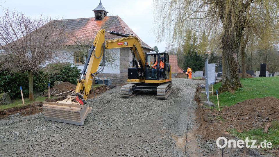 Die Arbeiten laufen auf Hochtouren: Die Geh- und Fahrwege auf dem Friedhof in Floß werden zurzeit erneuert. Bild: le