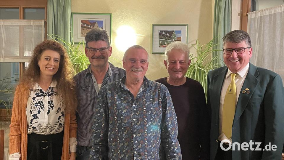 Seit zehn oder 20 Jahren im Chor aktiv: (von links) Chorleiterin Jana Müller, die Geehrten Georg Loos, Reinhard Küfner und Peter Maul (20-jähriges Jubiläum) Jochen Kellner-Bodendörfer (1. Vorsitzender und 20-jähriges Sängerjubiläum) Bild: MGV Fürnried/exb