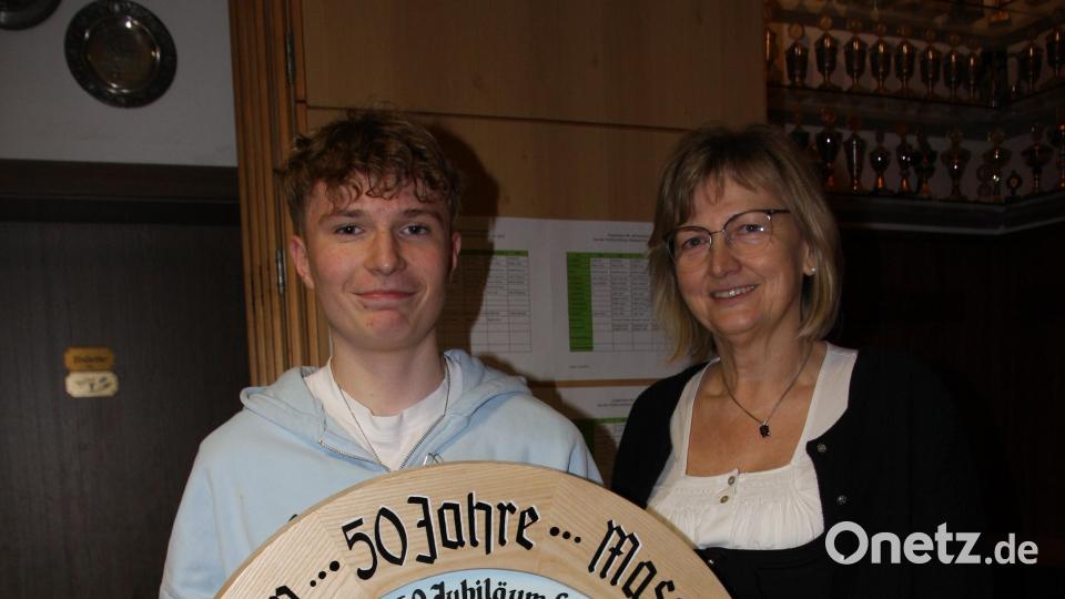 Julius Rumpler freut sich über die Jubiläumsscheibe zum 50-jährigen Bestehen der Hüttenschützen Massenricht. Vorsitzende Anita Zirnig gratuliert. Bild: Valentin Rumpler