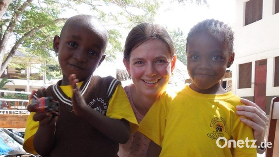 Anja Hofmann aus Erbendorf mit ihren Patenkindern Marvel und Pili in Tiwi in Kenia. Bild: Wolfgang Sausner/exb