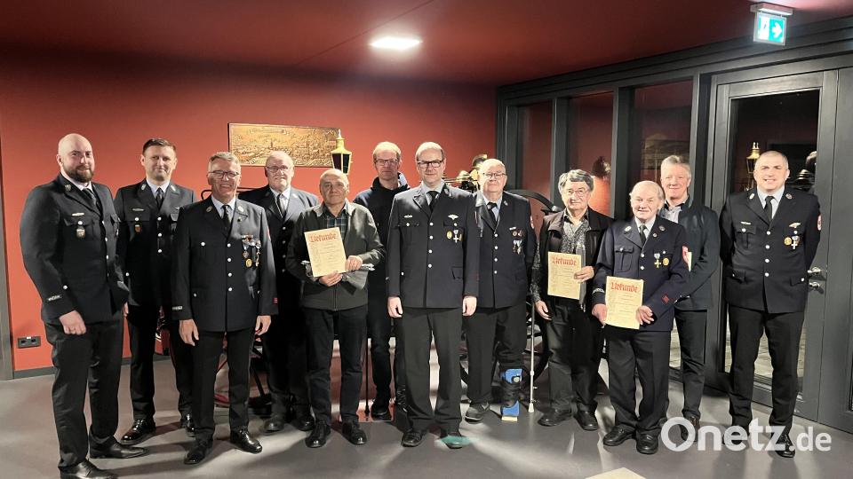 Die Feuerwehr Tirschenreuth ehrte langjährige Mitglieder. Im Bild: (von links) stellvertretender Vorsitzender Christian Nickl, stellvertretender Vorsitzender Rainer Burkhard, Bürgermeister Franz Stahl, Josef Birkner, Hubert Kraus, Stefan Kistenpfennig, Andreas Pinzer, Berthold Brunner, Erwin Jaspers, Alfred Kistenpfennig, Vinzenz Rahn, Vorsitzender Markus Mayer. Bild: Johannes Werner/exb