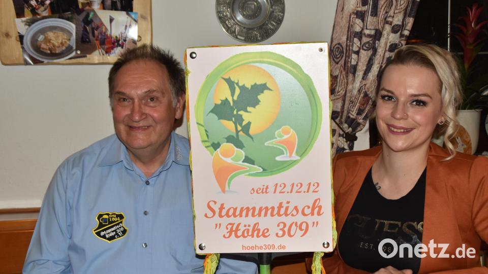 Julia Dietz (29) war 2013 eine wunderbare Bierkönigin. Ob sie heuer bei der Wahl wieder antritt? Im Bild links: Karl Polland, der Ehemann der "Höhe 309"-Vorsitzenden Rosi Polland, der sie und den Verein vorbildlich in allen Bereichen unterstützt. Bild: hcz